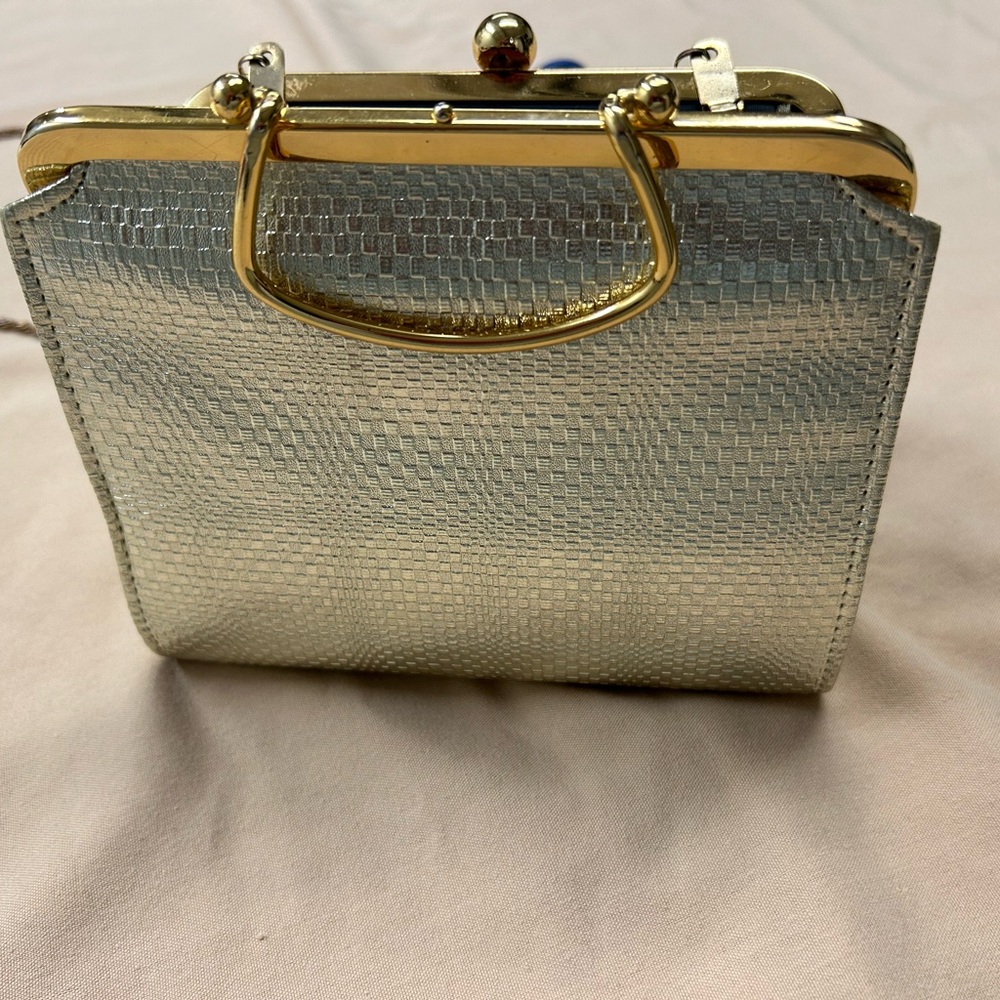 PurseThis GOLD  by Designs is just adorable!! Looks silver in some pics-GOLD